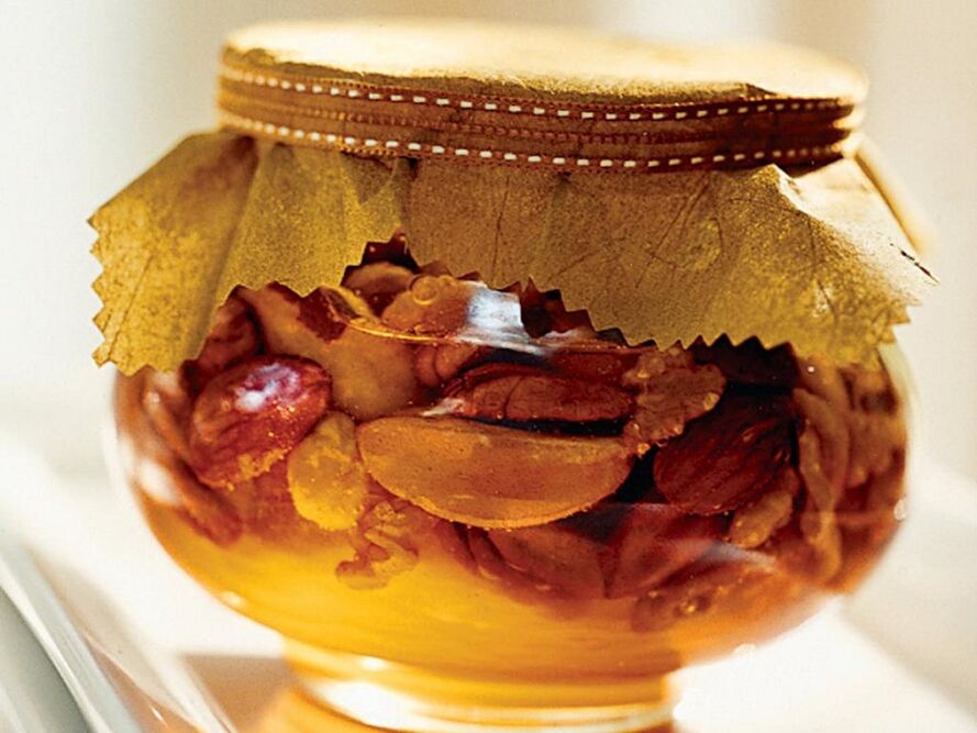 medová tinktura s ořechy pro zvýšení potence
