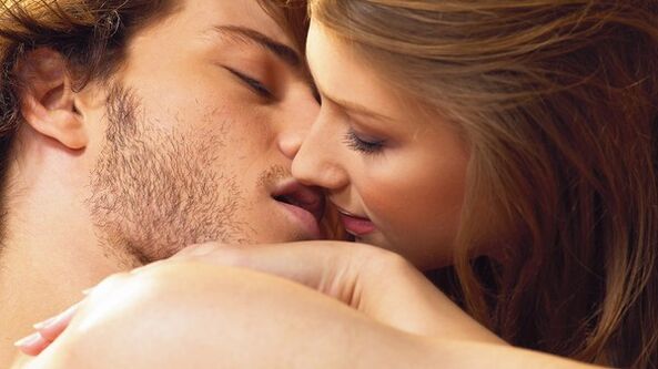 žena políbí muže výrobky, které mají zvýšenou účinnost